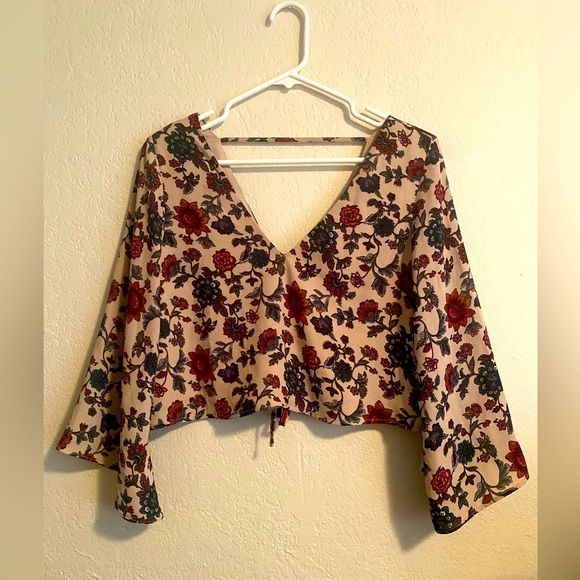 Flared sleeve shirt. Flower print, ties at the back, cropped. Forever 21 - Picture 1 of 3